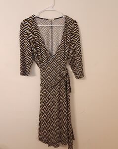 Kiyonna Chevron Patterned Dress in Gray and Gold